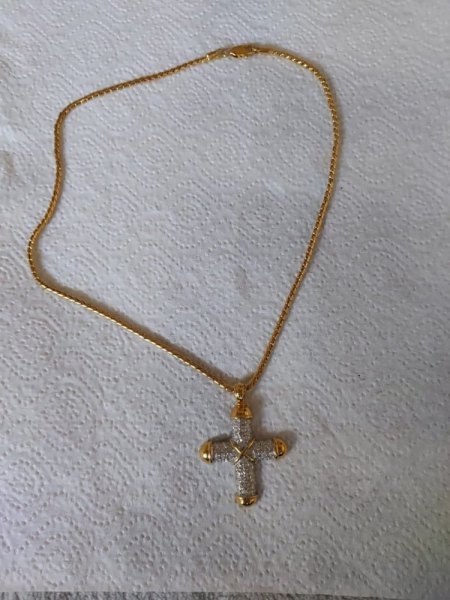 Gelb goldene Kreuzkette echt oder nicht ?