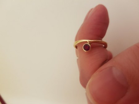Ist der Ring Gelb- oder Rosegold?