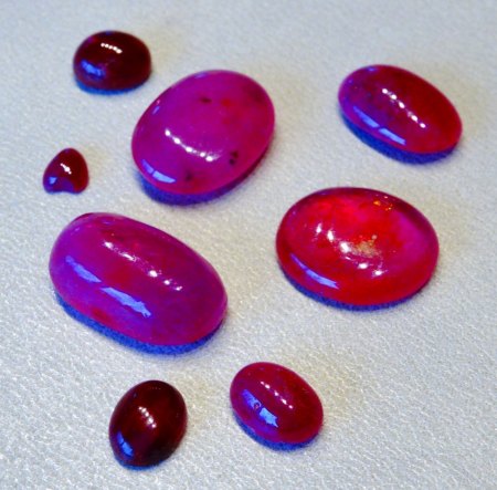 Rubin-Cabochon Lot mit Herz - 64 Carat - zu verkaufen