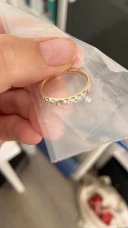 Steine aus Ring verloren