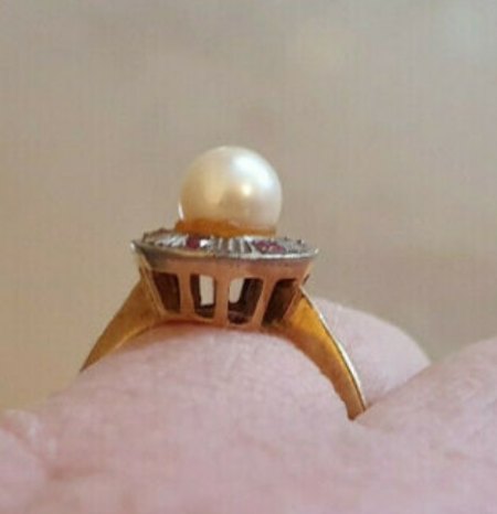 Wert eines 585 Goldring mit Perle und 6 roten Steinen?