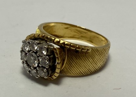 Alter Goldring mit 9 Diamanten