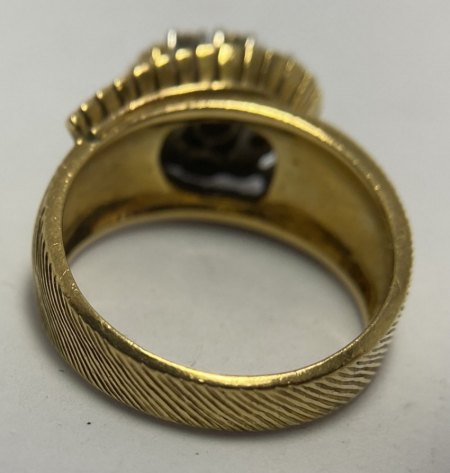 Alter Goldring mit 9 Diamanten