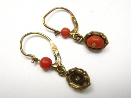 Korallenohrringe instandsetzen