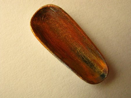 Fingernagel in Metall