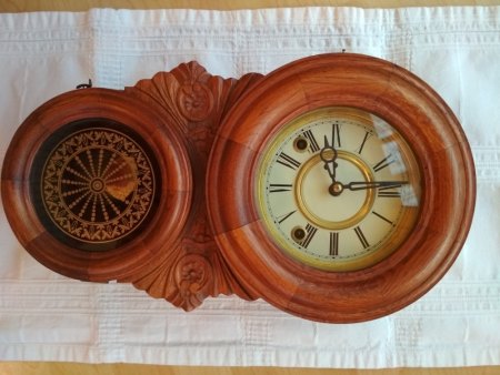 Wanduhr mit Schlagwerk