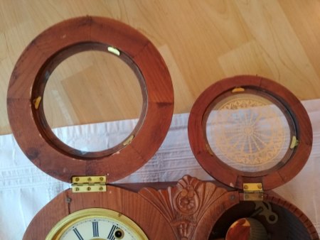 Wanduhr mit Schlagwerk