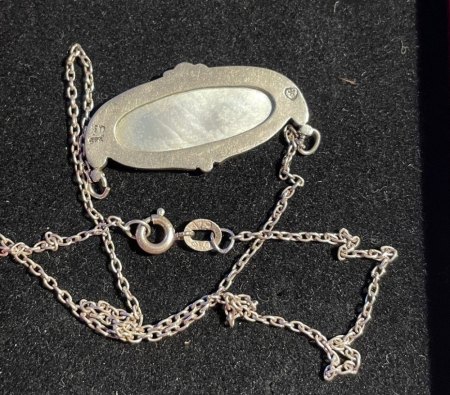 Punze auf Kette