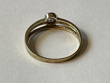 Goldring 333 - mit Stein - mehr Informationen gesucht