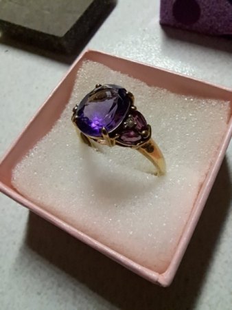 Welcher Wert hat dieser Edelstein-Ring?