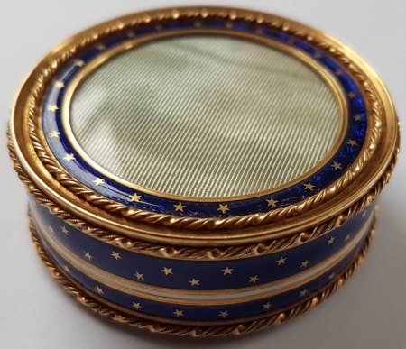 Golddöschen 84 g aus Gold und Emaille, was verraten mit die gezeigten Punzen?