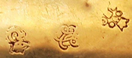 Golddöschen 84 g aus Gold und Emaille, was verraten mit die gezeigten Punzen?