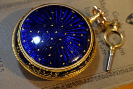 Golddöschen 84 g aus Gold und Emaille, was verraten mit die gezeigten Punzen?