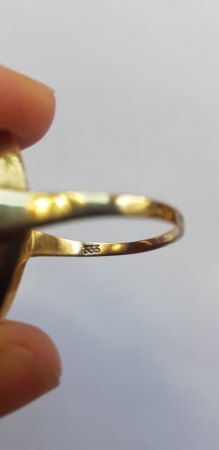 Goldring mit Koralle