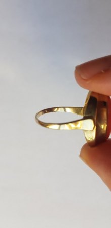 Goldring mit Koralle