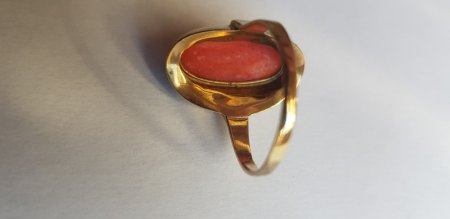 Goldring mit Koralle