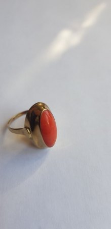 Goldring mit Koralle