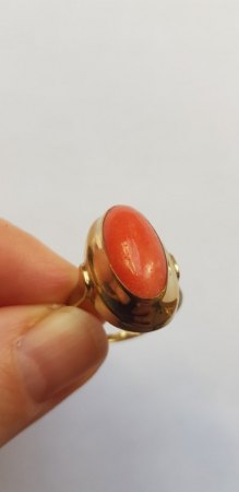 Goldring mit Koralle