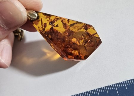 Perlen Kette und vielleicht Bernstein?