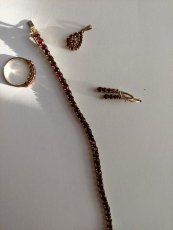 Reinigung Granatschmuck