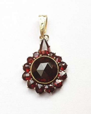Granatschmuck altmodisch?