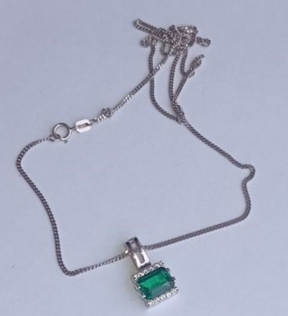 Kann mir jemand was zu dem Schmuck Set sagen?