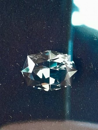 Neigen Mineralien mit Fluoreszenz eher zu Color Shift oder Color Change als ohne?