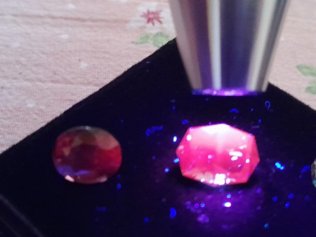 Neigen Mineralien mit Fluoreszenz eher zu Color Shift oder Color Change als ohne?