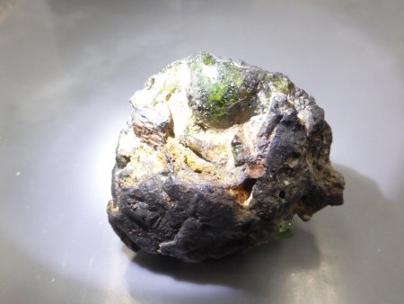 Aus uhus Werkstatt. Juli 2025  Meteorit mit Olivin oder Schlacke mit Glas?