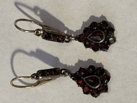 Restaurieren von alten Granatohrringen