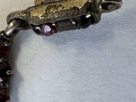 Restaurieren von alten Granatohrringen