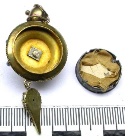 Es geht um den Teil der rechts vom Anhänger abgebildet ist.