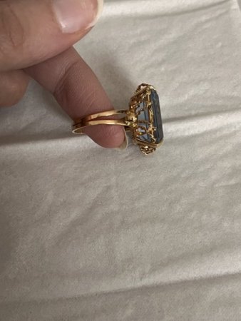 Steinbestimmung für Ring mit blauem Stein im Treppenschliff