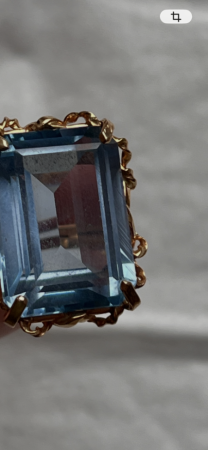 Steinbestimmung für Ring mit blauem Stein im Treppenschliff