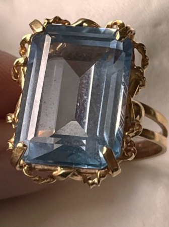 Steinbestimmung für Ring mit blauem Stein im Treppenschliff