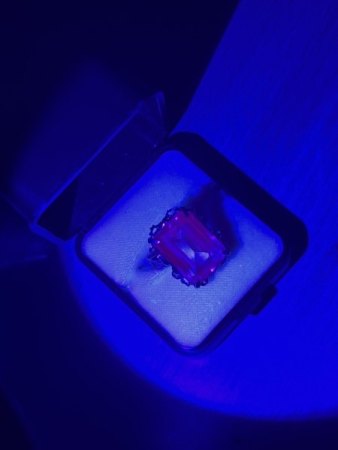 Steinbestimmung für Ring mit blauem Stein im Treppenschliff