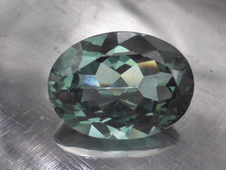 Aus uhus Werkstatt. März 2026. Reparatur eines synthetischen Spinells.