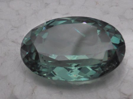 Aus uhus Werkstatt. März 2026. Reparatur eines synthetischen Spinells.