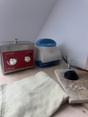 Kleinste Gussteile (Gusshaut) nachbearbeiten und polieren